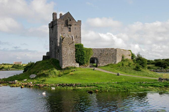 Cliffs of Moher Private Award Winning Luxury Mercedes Car Tour - Bunratty Castle and Folk Park: a quick photo pause