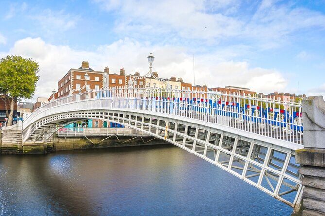 Cupid’s Trail: Romantic Puzzle Quest in Dublin - Temple Bar Pub to Ha’penny Bridge: romantic Dublin, clue by clue