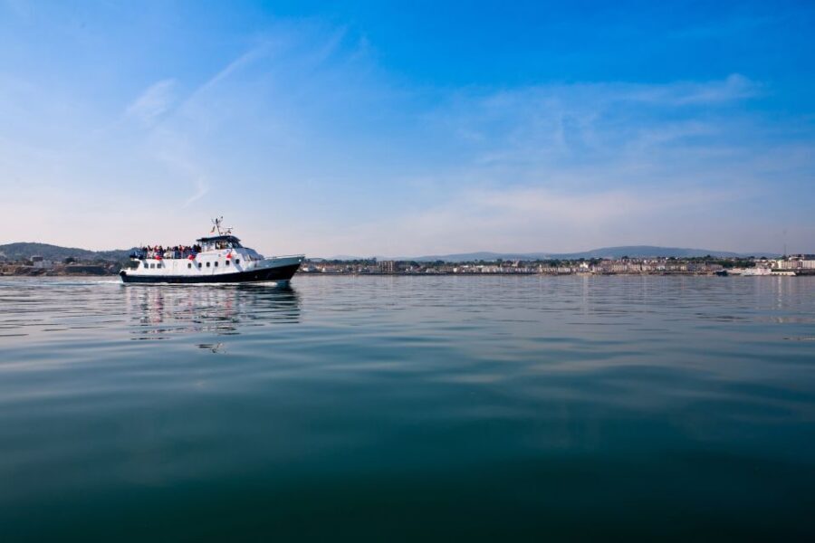 Dublin Bay: Cruise from the City Centre to Dun Laoghaire - Boarding at Sir John Rogerson’s Quay and setting the mood