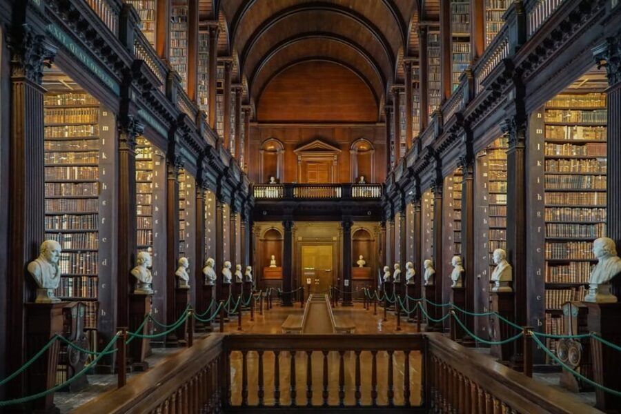 Dublin: Book of Kells, Dublin Castle and Christ Church Tour - Temple Bar to Trinity College: why this 3-hour loop works