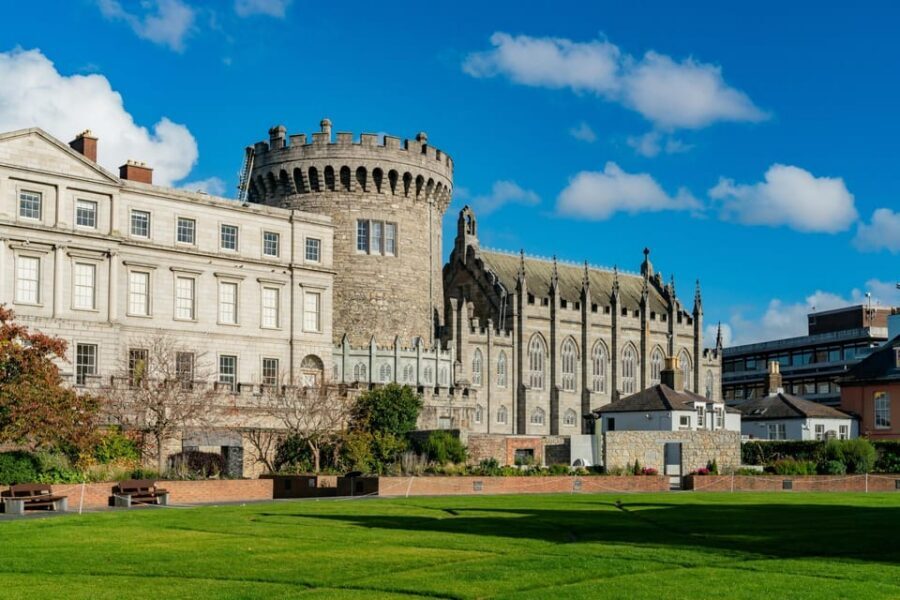 Dublin: Book of Kells, Dublin Castle and Christ Church Tour - St. Andrew’s Church and Molly Malone: small stops, real legends
