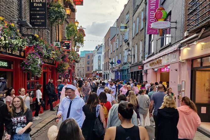 Dublin Express Private Guided Walking Tour - College Green and Trinity College: power and learning in the same breath