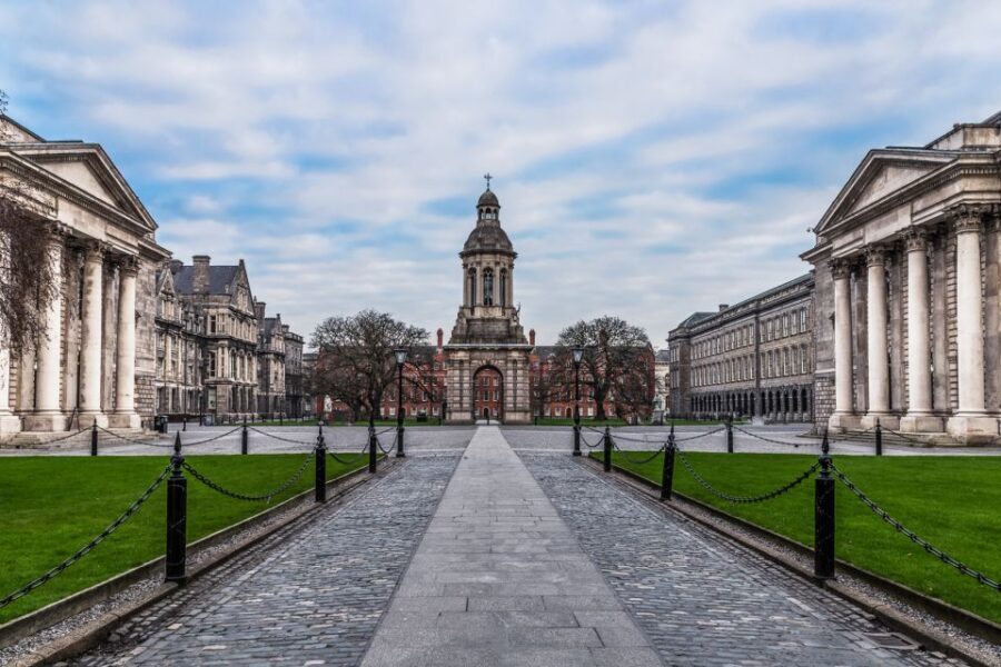 Dublin: Fast-Track Book of Kells Ticket & Dublin Castle Tour - Long Room Vaulted Library and the Book of Kells 360/Gaia Moment