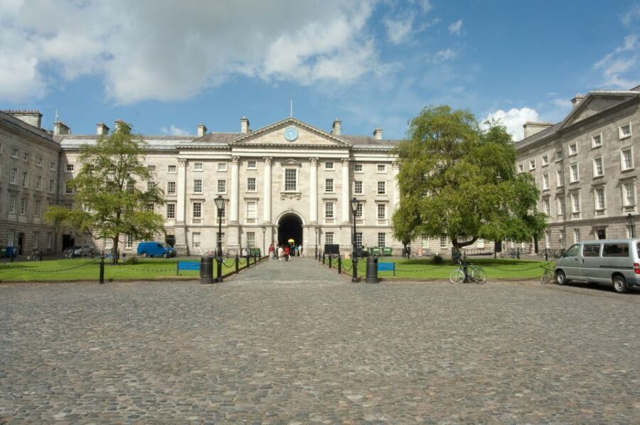 Dublin: Fast-Track Book of Kells Ticket & Dublin Castle Tour - Between Trinity and the Castle: Quick Photos, Real Dublin Streets