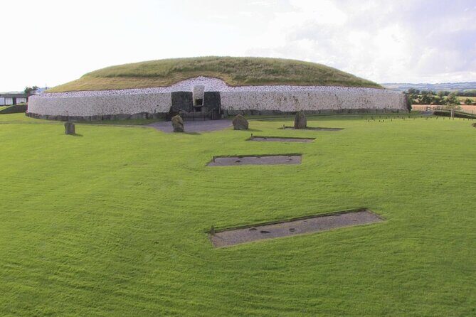 Dublin Full-Day Tour through Boyne Valley - Newgrange at Brú na Bóinne: ceremony you can actually picture