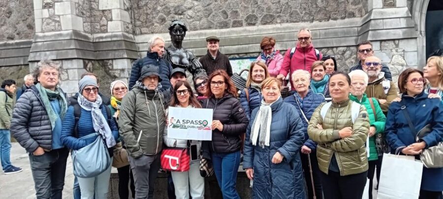 Dublin Highlights: 2.45-Hour Walking Tour in Italian - Molly Malone to Dublin Castle: Legends, Power, and a Walk You Can Follow