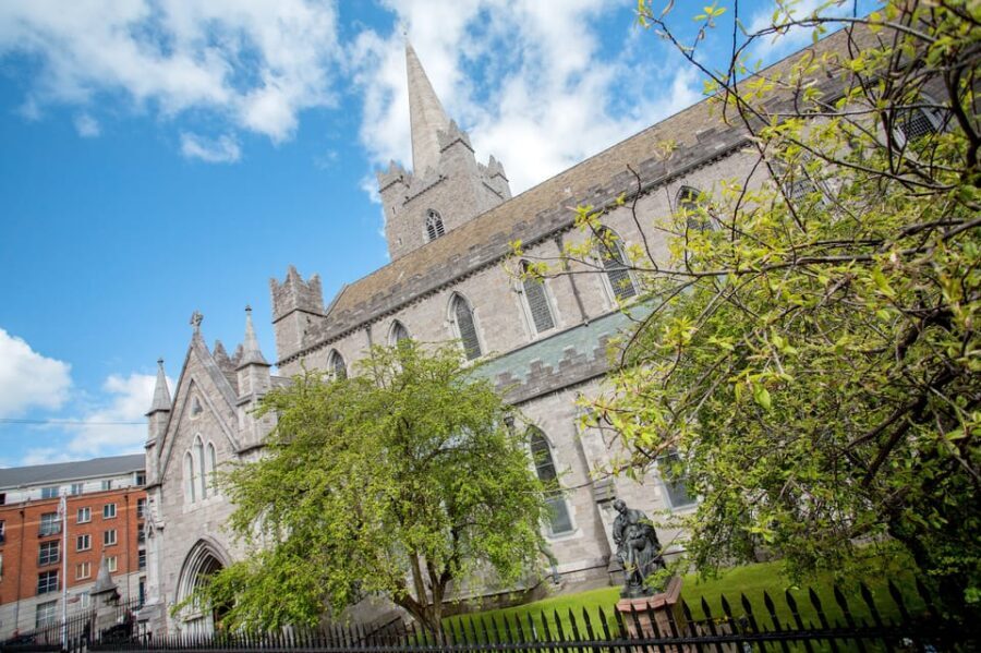 Dublin: Hop-on Hop-off Tour with Live German Commentary - When open-top Dublin weather matters