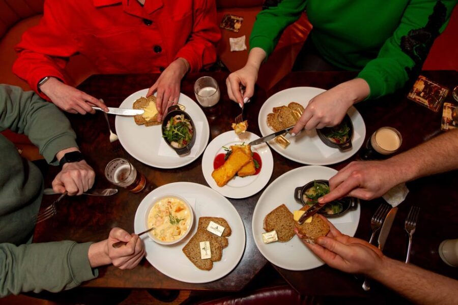 Dublin: Irish Food Trail Walking Tour with 3 Courses - The Walking Route: Food Stops Plus Dublin Sights