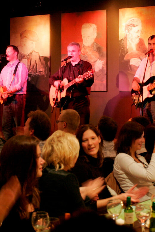 Dublin: Irish Night Show at the Merry Ploughboy Pub - Dinner and show timing: doors open 6:30, music at 8:00