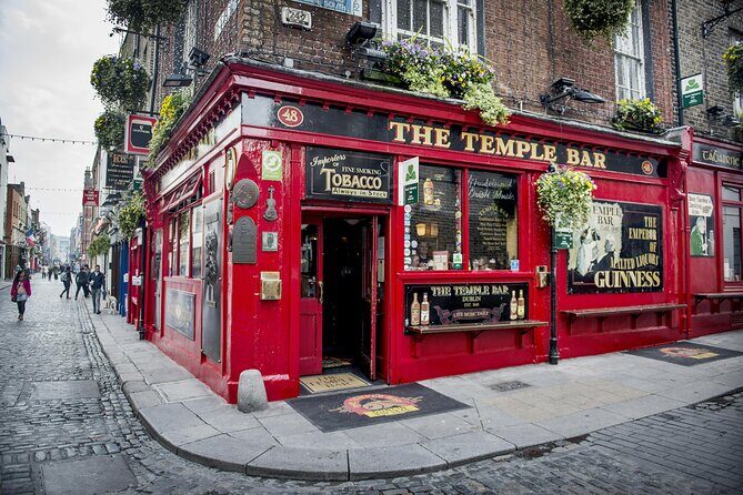 Dublin Old Town: Famous Pubs Exploration Game and Tour - Quick hits before you book