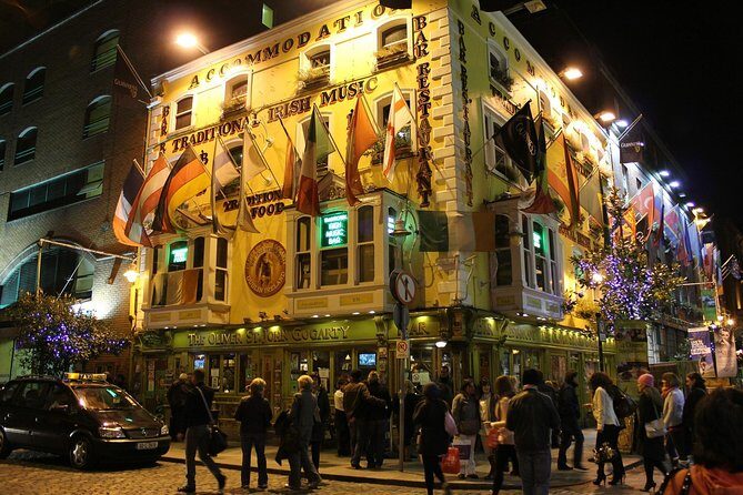 Dublin Private Custom Tour, Off-The-Beaten-Path in Temple Bar with a Local - The historic pub moment: use the included drink well