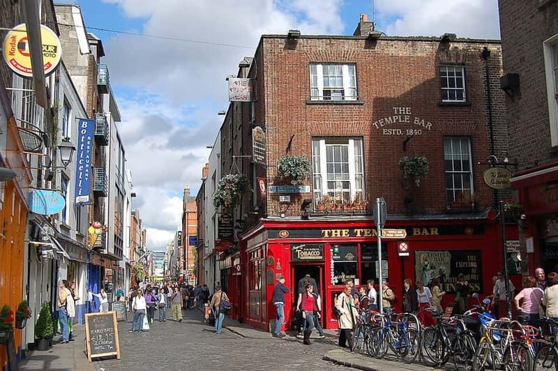 Dublin: Sightseeing Walking Tour in German - Over the Liffey: Millennium Bridge and the northside shift