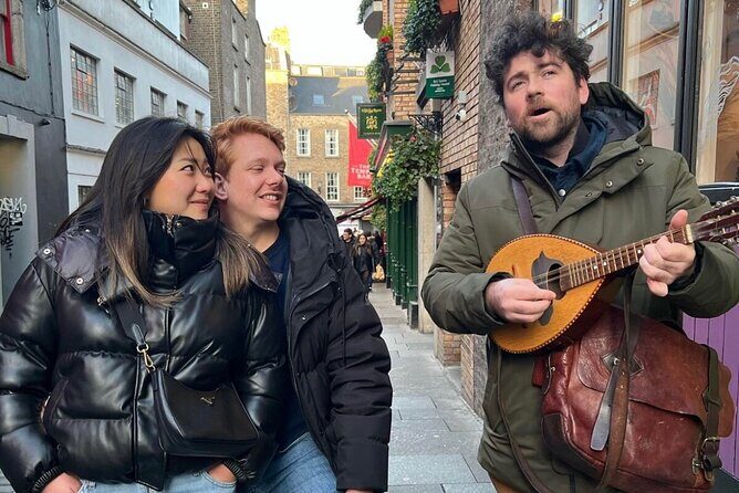 Dublin Traditional Irish Music Walking Tour with Live Performance - The Live Guide Factor: What to Expect from the Performance Style