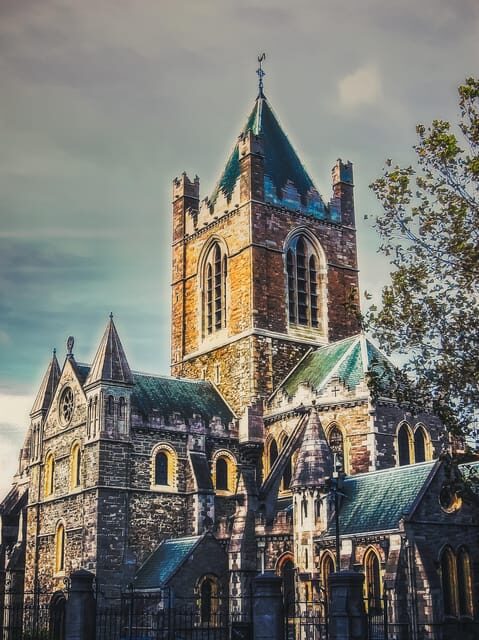 Dublin Walking Tour: Top 10 highlights - O’Connell Street and Ha’penny Bridge: Dublin’s “movement story” in one line