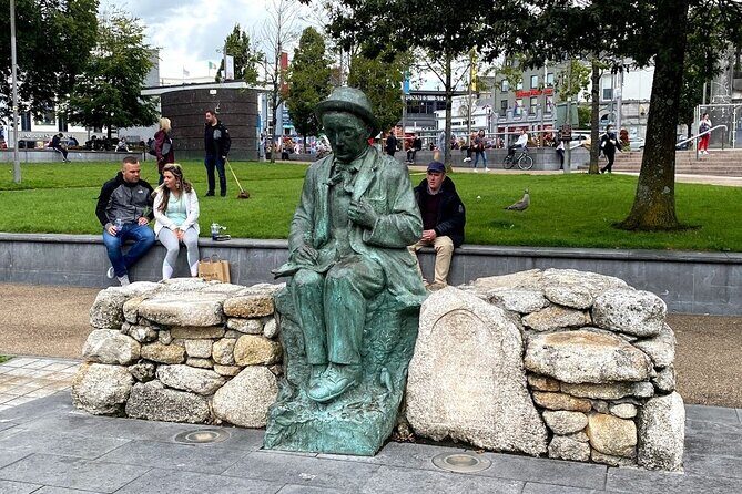 Explore Galway City Walking Tour - Meeting at Eyre Square: the practical setup