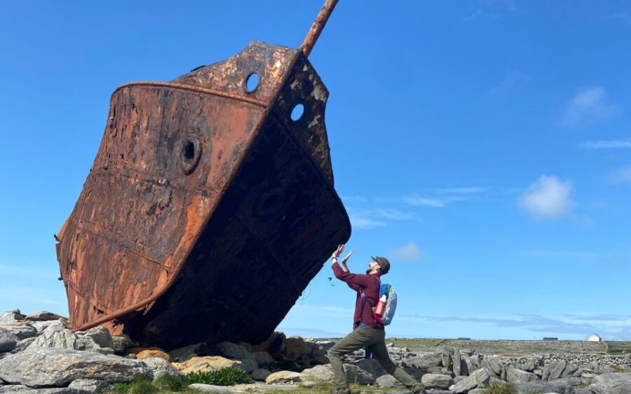 From Doolin: Day Trip to Inisheer with Bike or Bus Tour - What you’ll actually see on Inisheer: graveyards, shipwrecks, castles