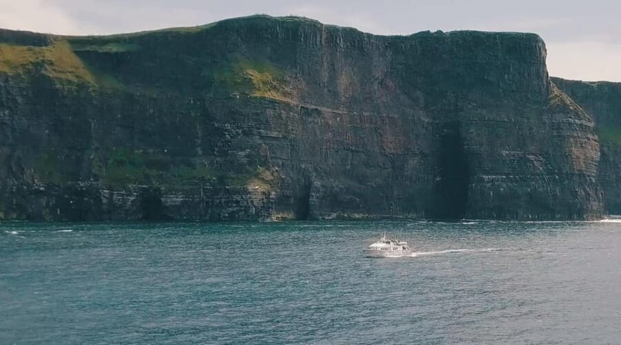 From Dublin: Galway + Cliffs of Moher Boat Cruise in Spanish - A 12-hour coach day with a Cliffs-of-Moher boat view from the Atlantic