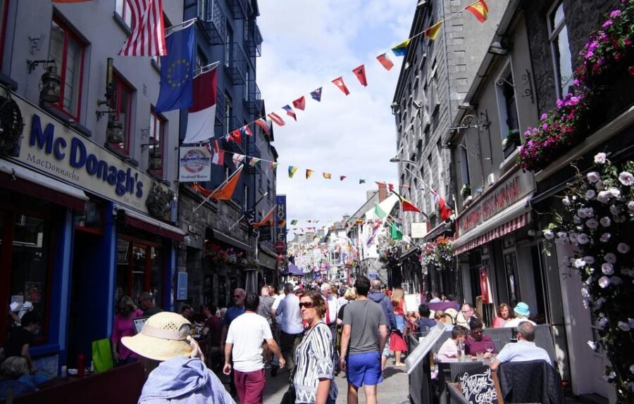 From Dublin: Galway + Cliffs of Moher Boat Cruise in Spanish - The drive to Doolin: County Clare west coast scenery with short village time