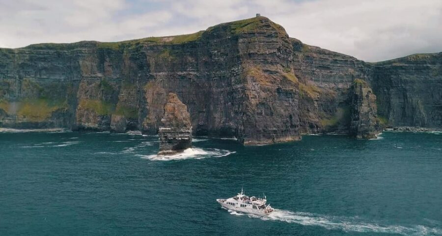From Dublin: Galway + Cliffs of Moher Boat Cruise in Spanish - Meeting at Burgh Quay and the coach rhythm you’ll feel all day
