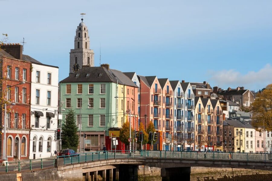 From Dublin:Cork,Cahir Castle,Rock of Cashel Tour in Spanish - From Dublin to Ireland’s Castle-City-Rock combo