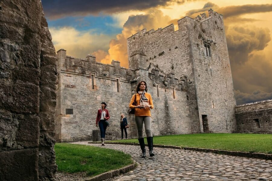 From Dublin:Cork,Cahir Castle,Rock of Cashel Tour in Spanish - Meeting point, timing, and why this schedule feels “tight”