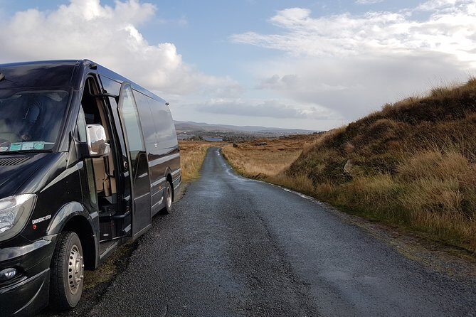 From Galway: Guided tour of Connemara with 3 hour stop in Kylemore Abbey - Lough Inagh and the Connemara Giant: quick pauses with payoff