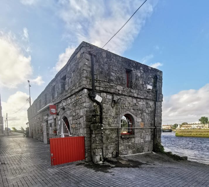 Galway City: Evening Guided Walking Tour of Galway City - Thomas Dillons and the Claddagh ring meaning