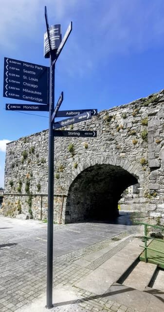 Galway City: Evening Guided Walking Tour of Galway City - Kirwan’s Lane to Spanish Arch: finishing with atmosphere