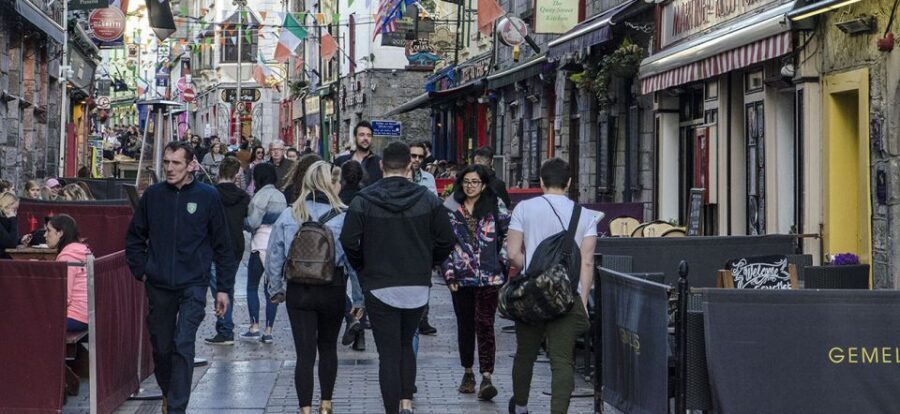 Galway City: Guided 1.5-Hour Walking Tour - Entering the Eyre Square story: where the tour gets its momentum