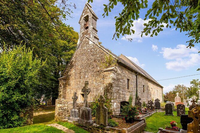 Guided eBike Tour - Killaloe and the Lough Derg Shore - Entering the route: from Killaloe Hotel to real Clare views