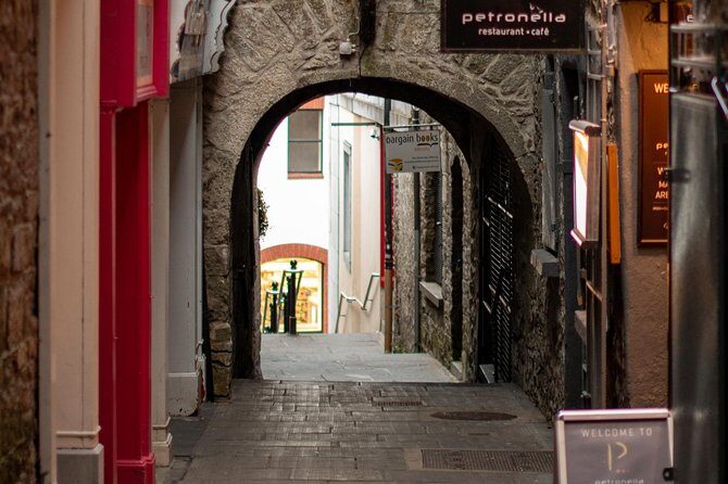 Guided tour of Kilkenny in French with an Irish guide - Stop 4: Rothe House & Garden, a 16th-century merchant’s lens