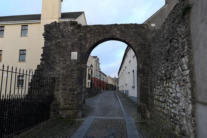 Guided tour of Kilkenny in French with an Irish guide - The route pace: short stops that keep your attention