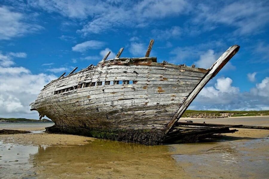 Gweedore: Guided eBike Tour - Bunbeg Harbour start: getting ready fast and staying together