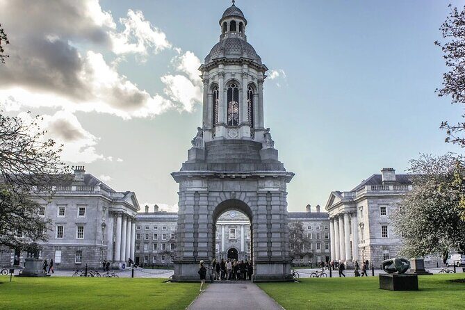 Highlights of Dublin Private Walking Tour with Guide - Molly Malone statue: Dublin’s 17th-century street legend