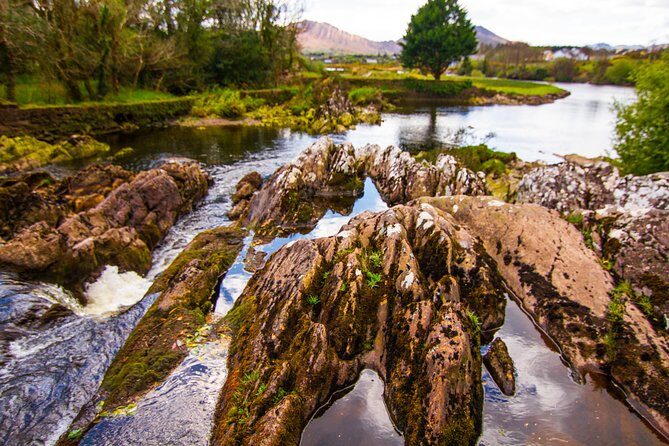 NO 1 Ring of Kerry Tour inc Killarney Lakes & National Park - Getting the most out of a driver-guide: stories, jokes, and useful context