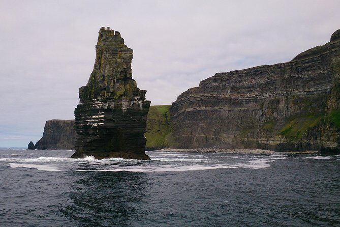 Private tour to the Cliffs of Moher guided in Spanish - Guide and transport feel: calm, not chaotic