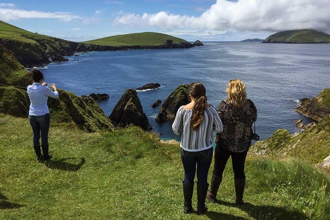 Slea Head Photo & Sightseeing Tour - Stop 3: Coumeenoole Beach for low-tide beach time and barefoot-style coastline views