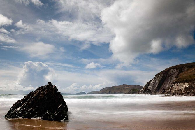 Slea Head Photo & Sightseeing Tour - Stop 5: Dunquin for rocky beach views and the Blasket Islands in the background