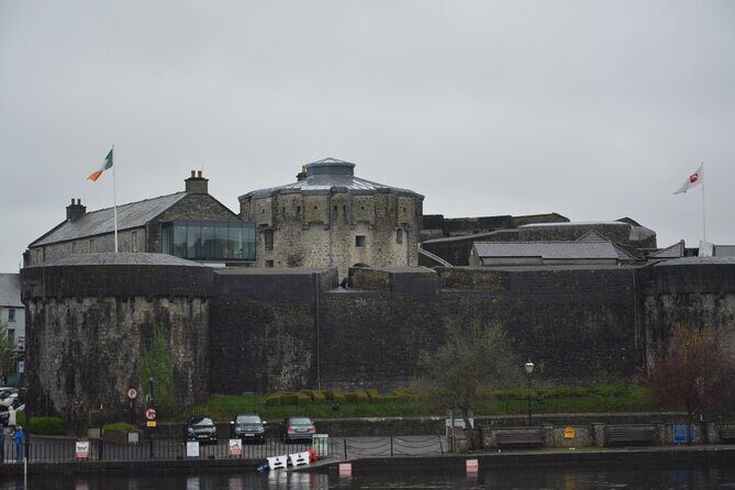 Tullamore Distillery, Athlone and Clonmacnoise from Galway - Tullamore D.E.W Distillery: Irish Coffee start and a guided tour you can enjoy