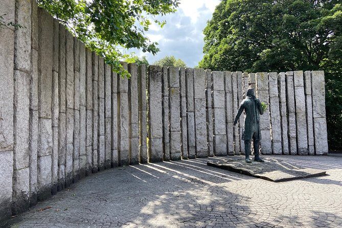 Turtle Bunbury's Dublin: A Self-Guided Audio Tour from a Celebrated Author - Merrion Square and Oscar Wilde: literature in the street