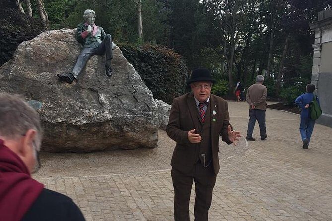 Walking tour in Merrion Square Park - Dublin Rogues Tour - Key things you’ll notice right away