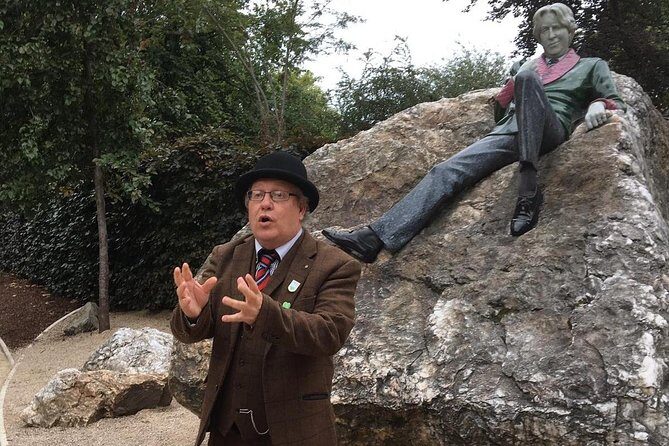 Walking tour in Merrion Square Park - Dublin Rogues Tour - Stop 1: The Oscar Wilde monument and the art of making history talk